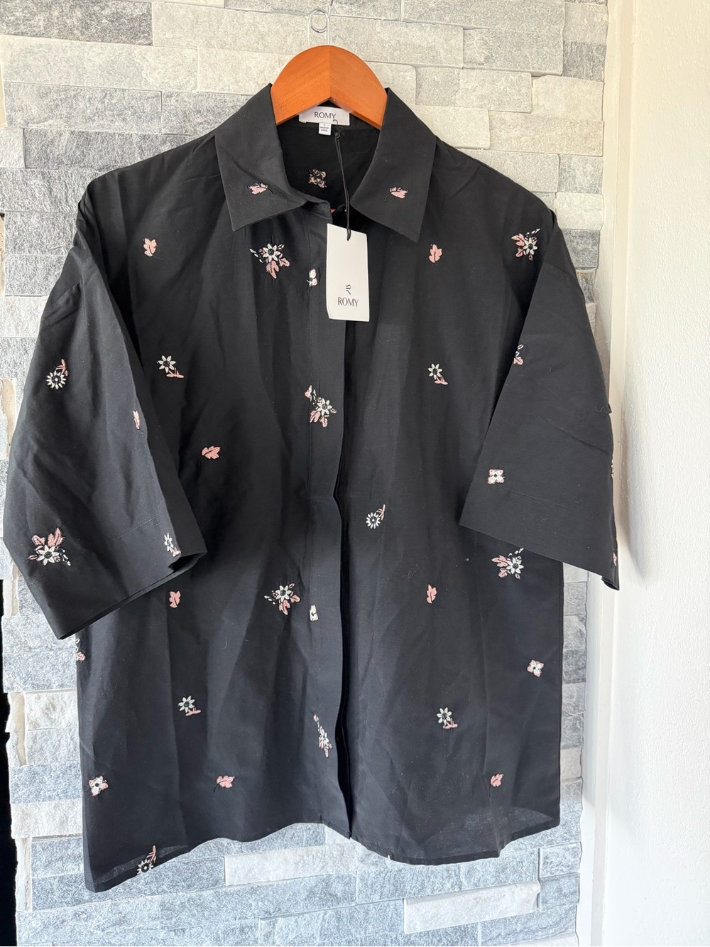 Women ROMY NWT short sleeve Shirt-delicate, scattered floral embroidery-Small